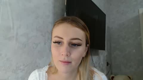 7melania online show from September 21, 7:12 pm