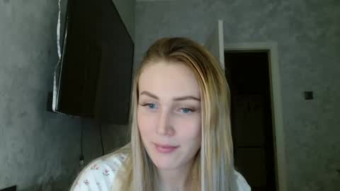 7melania online show from September 19, 5:23 pm