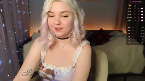 Snapshot of _blonde_barbie_ chatting on December 5, 6:33 pm Elizabeth online show from December 5, 6:33 pm