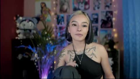 Snapshot of _darkkitty_ chatting on December 12, 1:43 am paula online show from December 12, 1:43 am