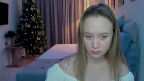 Snapshot of _lalune_ chatting on December 18, 10:13 pm _lalune_ online show from December 18, 10:13 pm
