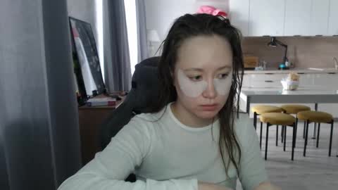 _lalune_ online show from March 28, 11:54 am