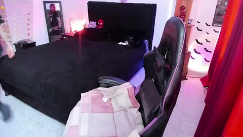 Queen.  Help me reach 100 thumbs up  online show from April 13, 9:37 pm