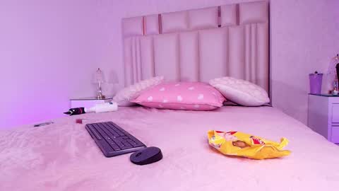 Mia  online show from February 7, 2:21 pm