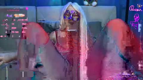 Nefertiti online show from December 14, 8:14 pm