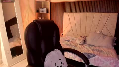 Niah  You can call me Ni or cutie haha online show from December 3, 8:00 pm