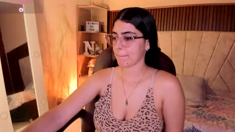 Niah  You can call me Ni or cutie haha online show from December 4, 8:09 pm