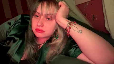 _peaceoutgirlscout_ online show from December 20, 9:24 am