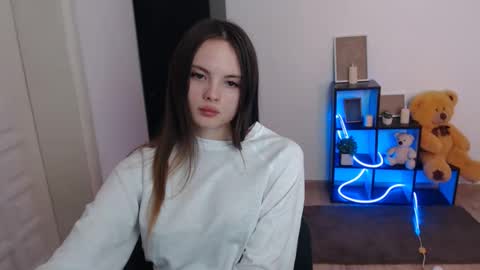 a_ariella_ online show from November 11, 1:30 pm