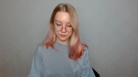 Snapshot of abbymoore__ chatting on December 23, 10:21 am Abby Lovense is active online show from December 23, 10:21 am