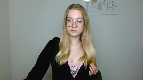 Snapshot of abbymoore__ chatting on November 2, 10:40 am Abby Lovense is active online show from November 2, 10:40 am