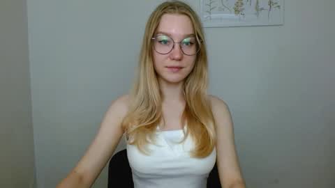 Snapshot of abbymoore__ chatting on September 20, 10:35 am Abby Lovense is active online show from September 20, 10:35 am