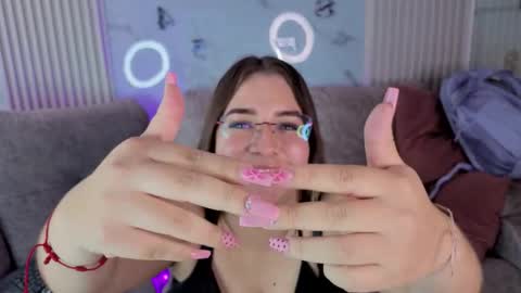 abella_as_ online show from April 11, 1:37 pm