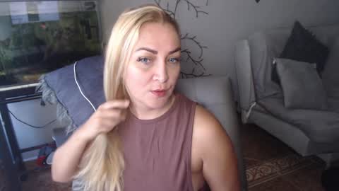 Snapshot of adrianapdes chatting on January 28, 12:43 pm Adriana Paredes online show from January 28, 12:43 pm