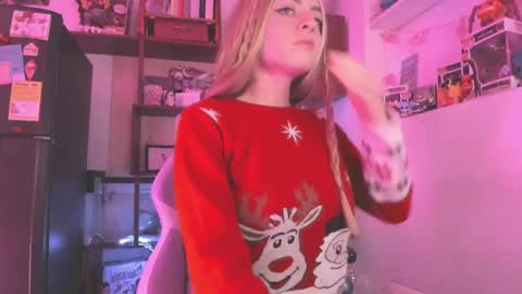 Snapshot of agathaa_ks_ chatting on December 13, 6:10 am Camila 2 online show from December 13, 6:10 am
