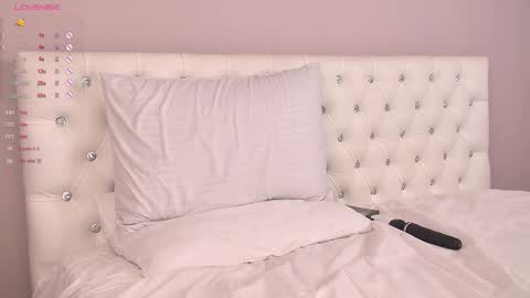 im Sofia dont forget to follow me  good to see you all online show from February 5, 6:05 am