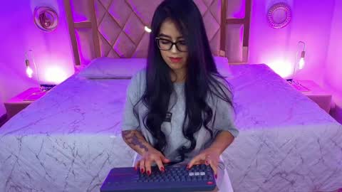 alahiacolucci online show from May 30, 1:31 pm