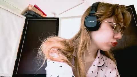 Stella online show from November 23, 9:00 am