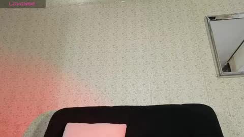 alanna_jones23_aws online show from April 20, 6:22 pm