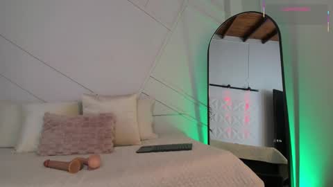 alannarouge online show from December 1, 12:09 pm