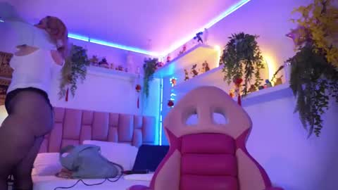 albaandthayron online show from December 18, 12:21 pm