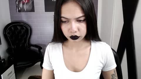 Snapshot of aleesha_cameron02 chatting on October 21, 12:20 pm Alice in wonderland online show from October 21, 12:20 pm