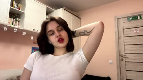 Nora online show from April 12, 3:26 pm