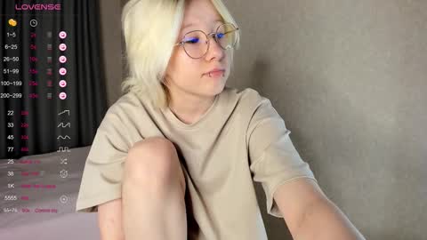 alettaevee online show from March 24, 1:33 am