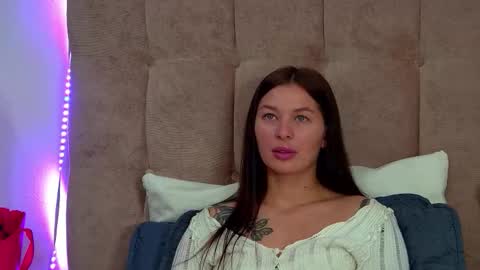 Snapshot of alexandrabloom chatting on October 20, 8:01 pm AlexandraBloom online show from October 20, 8:01 pm