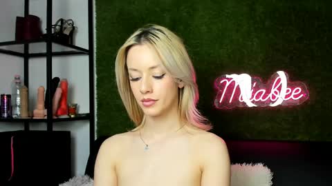 alexisbanx online show from May 15, 3:37 pm