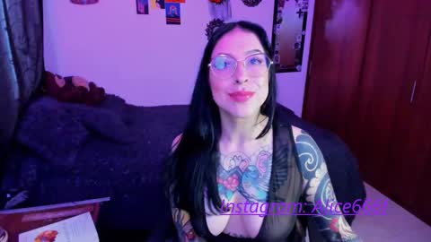 Snapshot of alice666f chatting on February 13, 6:27 pm ALiCE ROSE online show from February 13, 6:27 pm