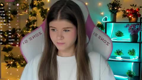 Snapshot of alice_tails chatting on September 25, 10:07 pm Alice online show from September 25, 10:07 pm