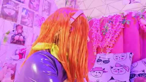 Snapshot of alicebenett_ chatting on October 18, 9:05 pm online show from October 18, 9:05 pm