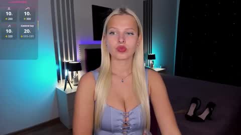 Snapshot of alicefreman chatting on October 21, 10:08 am Alice online show from October 21, 10:08 am
