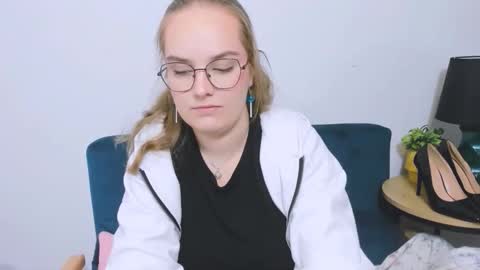 alicesensitive online show from November 25, 4:31 pm