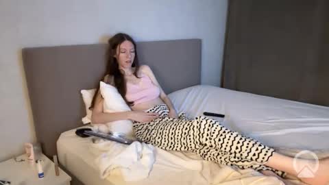 Snapshot of aliniasky chatting on October 4, 12:05 am Aliniasky online show from October 4, 12:05 am