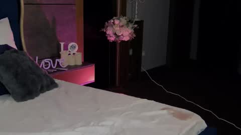 Amberseyes online show from February 6, 2:20 pm