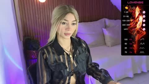 Snapshot of amelieaxie chatting on January 13, 3:45 am Isabella online show from January 13, 3:45 am