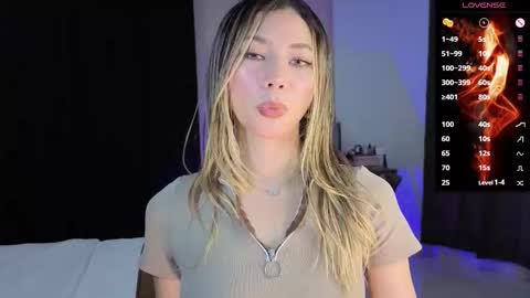 Snapshot of amelieaxie chatting on October 27, 2:40 am Isabella online show from October 27, 2:40 am