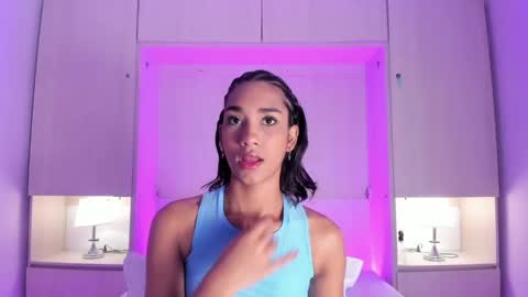 anaacollins_ online show from May 21, 12:03 pm