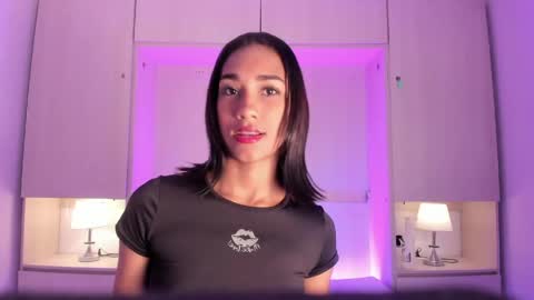 anaacollins_ online show from May 6, 11:58 am