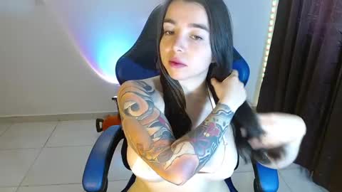 Snapshot of anarosse__ chatting on December 4, 1:53 pm ana 3 online show from December 4, 1:53 pm