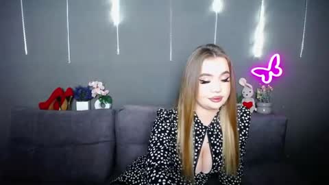 anastacyyellig online show from April 17, 1:30 am