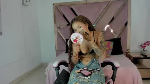 angell_petite01 online show from April 11, 8:45 pm