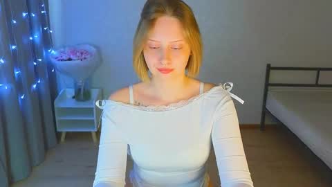 Snapshot of angellisss chatting on November 1, 9:02 am Cutie online show from November 1, 9:02 am