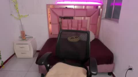 ANNA online show from April 18, 9:04 pm