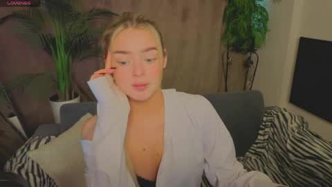 Anna online show from April 8, 2:19 pm