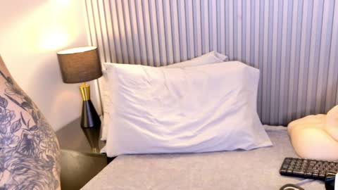 ANNIE HAWK online show from April 4, 1:43 pm