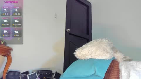 annie_santosx online show from March 6, 4:49 pm