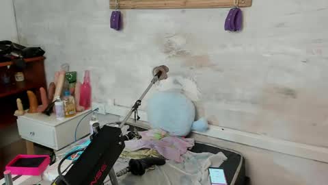 annie_wigg_ online show from April 16, 8:08 pm